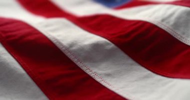 Dalgalı, kırmızı, mavi ve beyaz bir Amerikan bayrağı üzerinde dalgalanıyor. Anma Günü için arka plan, Gaziler Günü, 4 Temmuz, ya da diğer vatansever ABD bayramı ve ulusal gurur.