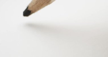 Grafit ucu basınç altında çatlayan bir kalem çizimi yap. Kurşun kalem kırma sorunu iş yerinde ya da okulda yaşanan bir krizi, hayal kırıklığını ya da basit bir hatayı sembolize ediyor..