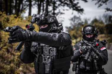 Lipovica, Sırbistan - 1 Haziran 2023 - Sırp Jandarma Belgrad Müfreze Uzman Birimi uzmanları tam donanımlı bir tanıtım fotoğrafı için poz verdiler.