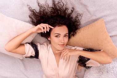 Kıvırcık saç şekillendirme metodu evde kendin yap. Kıvırcık saç bakımı. Pastel renklerde çarşaf reklamı