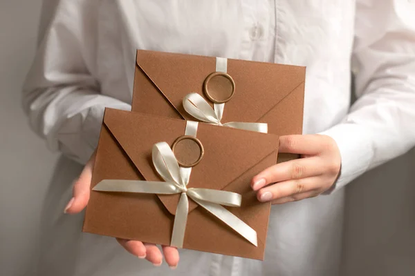 Envelopes Papel Bronze Artesanal Salvar Cartões Data Mãos Mulher Certificado — Fotografia de Stock