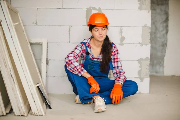 Mulher Cansada Trabalhador Construção Sentar Chão Concreto Após Trabalho Duro — Fotografia de Stock