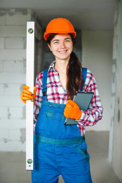 Leende Glad Kvinna Byggare Hålla Nivå Och Tablett Redo Att — Stockfoto