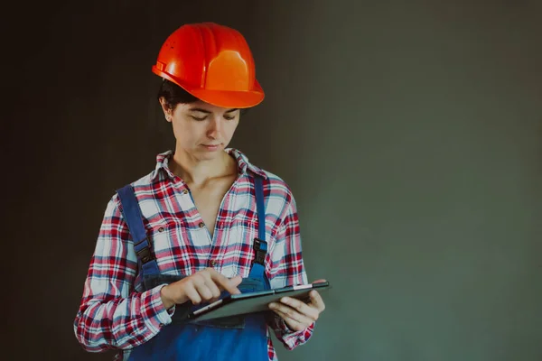 女性ビルダーは新しいビルのタブレットでプロジェクトをチェックします 男性の職業や平等における女性の仕事の概念は — ストック写真