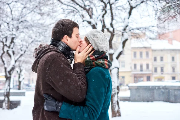 Amantes Inverno Beijando Sob Neve Rua Cidade Parque Casal Apaixonado — Fotografia de Stock