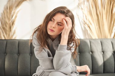 Üzgün kadın konsepti olumsuz duygular ve deneyimler, hayattan memnuniyetsizlik, iklim değişikliği hakkında olumsuz düşünceler