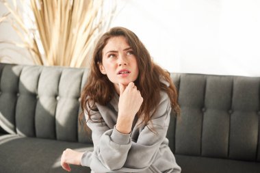 Üzgün kadın konsepti olumsuz duygular ve deneyimler, hayattan memnuniyetsizlik, iklim değişikliği hakkında olumsuz düşünceler