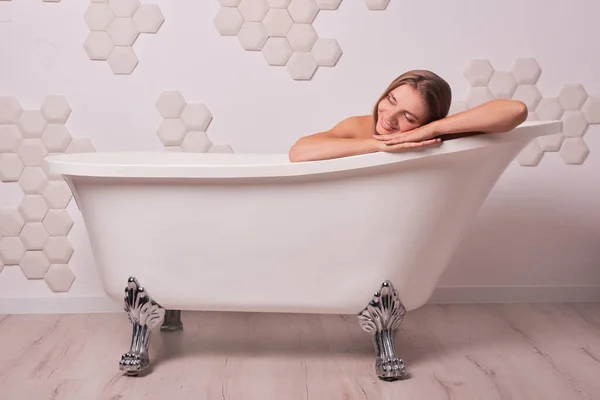 Banyo Seçimi Seramik Küveti Seçiyorum Banyodaki Tatmin Olmuş Kadın Rüyaları — Stok fotoğraf