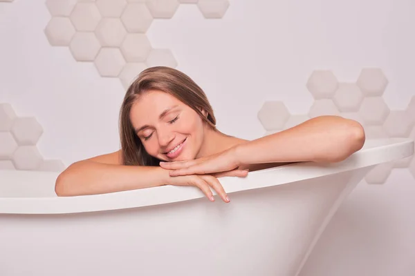 Banyo Seçimi Beyaz Seramik Küveti Seçiyorum Banyodaki Tatmin Olmuş Kadın — Stok fotoğraf