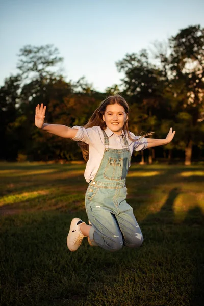 Özgürlük Mutluluk Kavramı Doğanın Dışında Bir Yere Atlayan Bir Kız — Stok fotoğraf