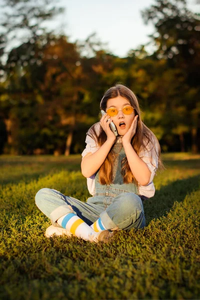 Şaşırmış Heyecanlı Liseli Kız Kot Pantolon Giyip Parkta Yeşil Çimlerde — Stok fotoğraf