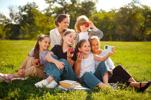 Bambini Felici Scattare Foto Insieme Sul Cellulare Nel Parco Giornata — Foto Stock