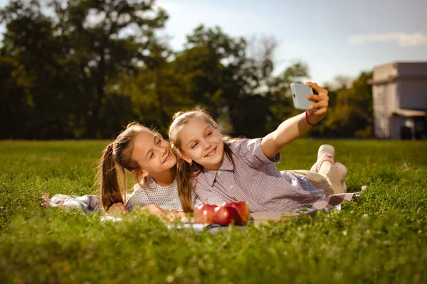 Birkaç Genç Kız Arkadaş Telefonda Surat Asarak Selfie Çekiyor Günlük — Stok fotoğraf