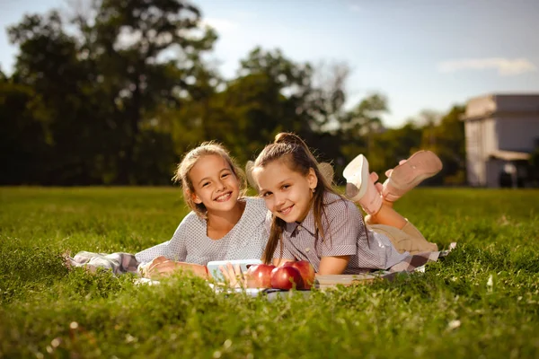 Birkaç Genç Kız Arkadaş Kameraya Bakıyor Gülümsüyor Parktaki Yeşil Çimlerde — Stok fotoğraf
