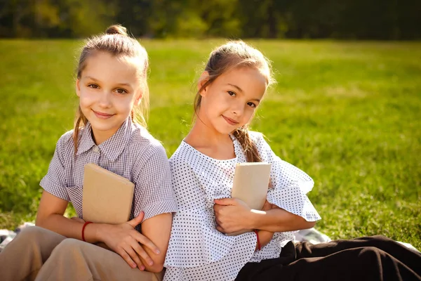 Portret Dwóch Szczęśliwych Sióstr Czytających Zielonym Parku Dziewczyny Trzymają Książki — Zdjęcie stockowe