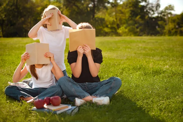 Concetto Istruzione Formazione Bambini Leggono Libri Studiano Preparano Esame Test — Foto Stock