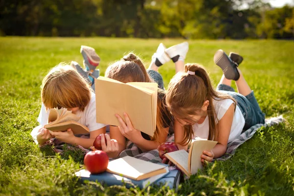 Bambini Che Leggono Letteratura Ragazzi Ragazze Che Imparano Studiano Bambini — Foto Stock