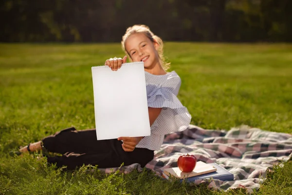 Green Park Elinde Poster Afiş Tutan Genç Kız Derslerden Sonra — Stok fotoğraf