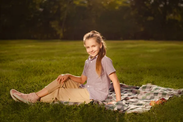 Yeşil Parkta Rahat Rahat Dinlenen Genç Kız Yeşil Çimenlerde Oturuyor — Stok fotoğraf