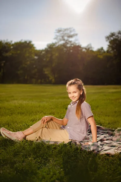 Happy Child Girl Casual Clothes Chilling Green Park Sitting Green — Stock Photo, Image