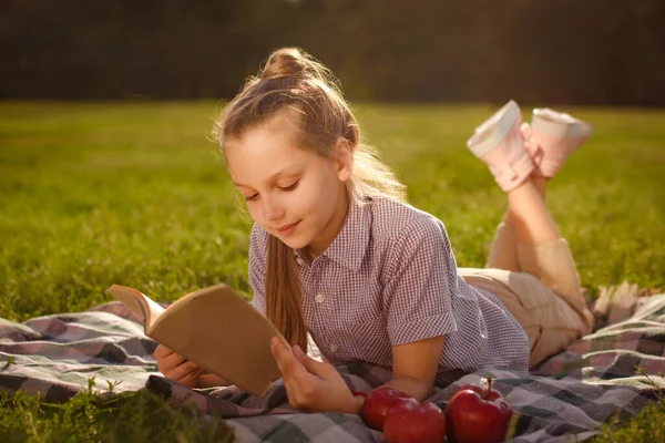 Adolescente Lettura Libro Ragazza Nel Parco Bambino Leggere Compiti Dopo — Foto Stock