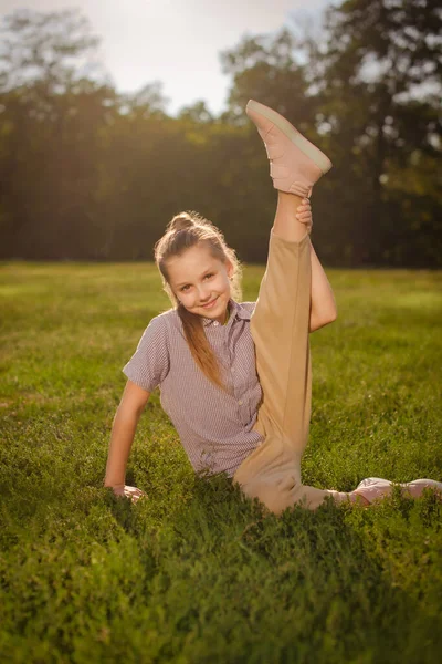 Gülümseyen Jimnastikçi Kız Temiz Havada Jimnastik Yapıyor Antrenman Videoları Kaydediyor — Stok fotoğraf