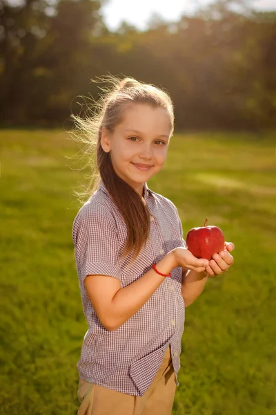 Улыбающаяся Девочка Красным Свежим Яблоком Зеленом Парке Концепция Здоровой Закуски Стоковое Изображение