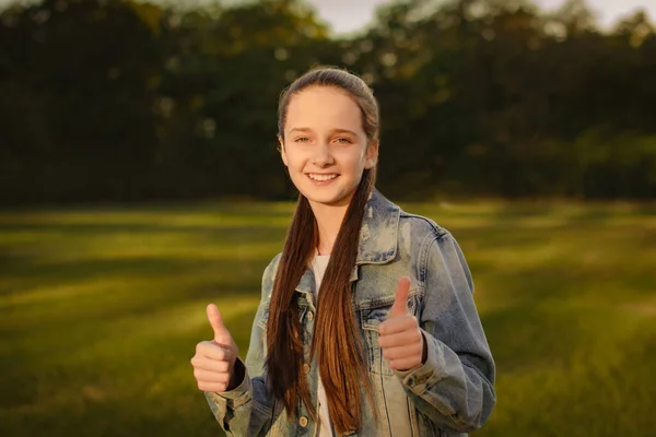 Χαμογελαστό Κορίτσι Έφηβος Κάνει Αντίχειρες Προς Πάνω Χειρονομία Και Δύο Royalty Free Φωτογραφίες Αρχείου