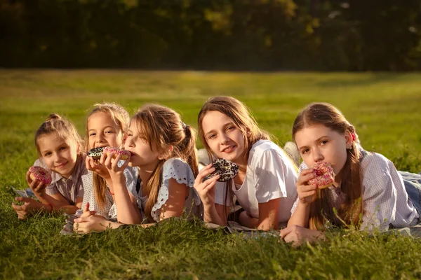 Bir Grup Çocuk Birlikte Oynuyor Eğleniyorlar Mutlu Yemek Yiyen Çocukların — Stok fotoğraf
