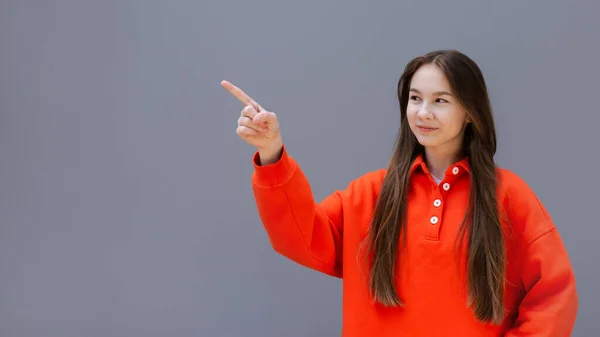 Adolescente Chica Rojo Deporte Sudadera Apuntando Dedo Índice Gesto Vacío —  Fotos de Stock