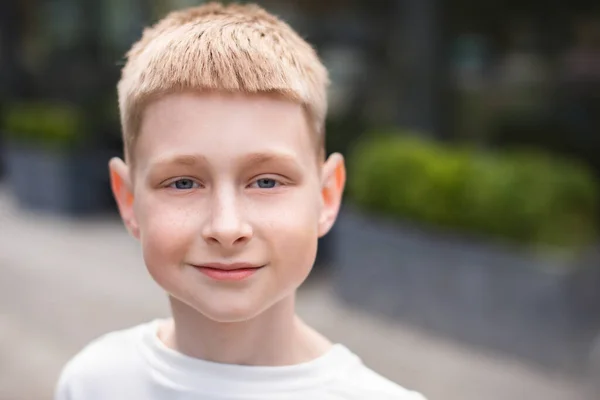 Nahaufnahme Porträt Eines Blonden Jungen Mit Blauen Augen Der Die — Stockfoto