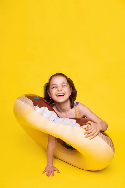 Смешная Девушка Тест Прочность Надувного Кольца Желтом Фоне Летними Каникулами — стоковое фото