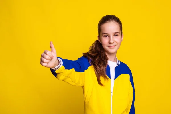 Дівчина Підліток Показує Великий Палець Вгору Жест Посміхається Камеру Жовтому — стокове фото