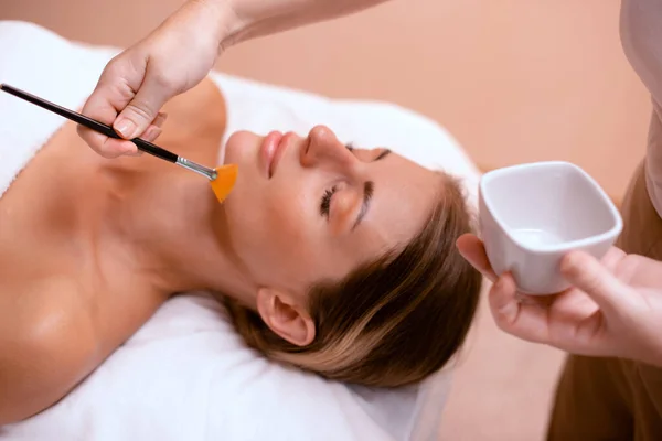 Preparando Rosto Mulher Para Procedimentos Massagem Beleza Cosmetologia Salão Spa Fotografias De Stock Royalty-Free