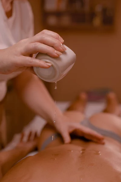 Massagem Com Óleo Mãos Massagistas Derramando Óleo Aroma Nas Costas — Fotografia de Stock