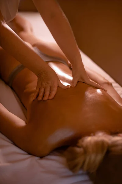 Massagista Mãos Fazendo Massagem Óleo Aroma Mulher Atrás Tratamento Spa — Fotografia de Stock