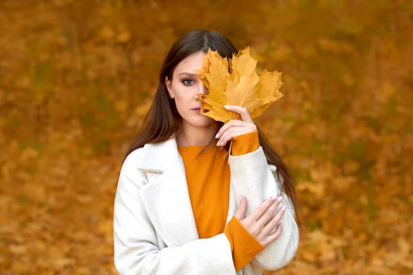 Smutná Žena Podzimním Kabátě Parku Uražená Dívka Drží Listy Kytice — Stock fotografie