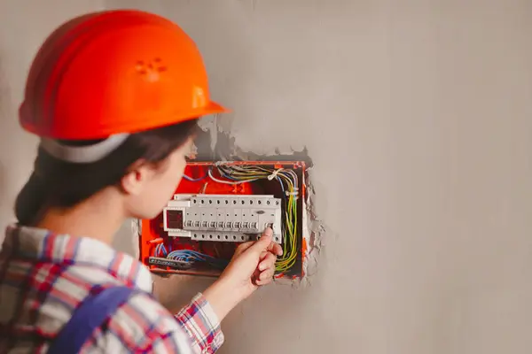 Manutenção Interruptores Automáticos Novo Edifício Eletricista Construtor Caixa Fusível Verificação — Fotografia de Stock