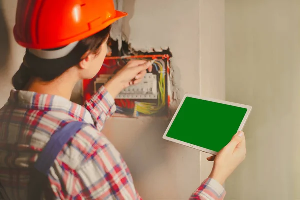 Woman Electrician Builder Engineer Check Fuse Box Automatic Switches New — Stock Photo, Image