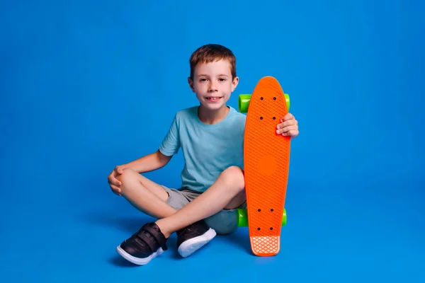 Junge Blauer Shirt Attrappe Mit Skateboard Isoliert Über Hellblauem Studiohintergrund — Stockfoto