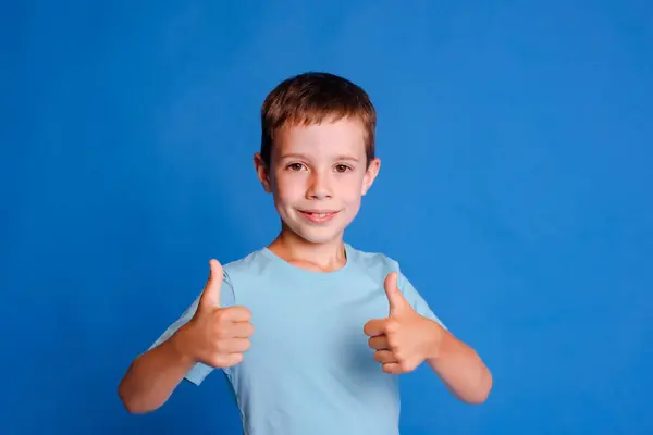 Headshot Boy Show Thumb Χειρονομία Μπλε Mockup Shirt Κοιτάζοντας Την Εικόνα Αρχείου