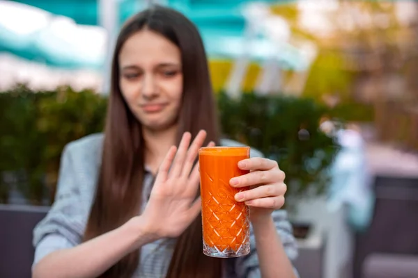 Зосередьтеся Склянці Харчуванням Апельсиновим Морквяним Соком Дівчина Підліток Любить Здоровий — стокове фото