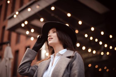 Kadınlar evin dışında süslenip Noel tatili havasına girerler.