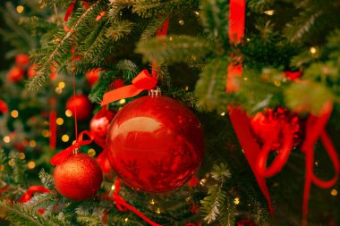 Yakın plan süslemeli Noel ağacı kırmızı takılarla süslenmiş