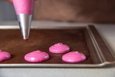 Boru bademciklerini daire şeklinde parşömen kağıdına kapat