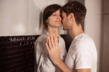 Birbirine aşık çiftler, el ele tutuşuyorlar, avuçtan avuca, evde nazikçe sarılıyorlar.