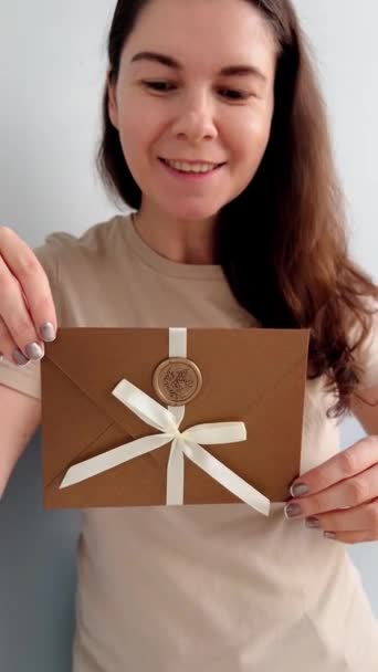 Carte Réduction Chèque Cadeau Dans Une Enveloppe Femme Portant Des — Video