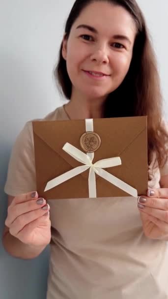 Dárkový Poukaz Bronzové Elegantní Obálce Ženských Rukách Béžovém Tričku Bílém — Stock video