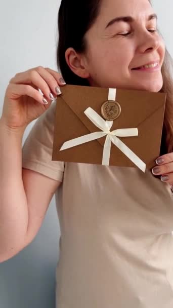 Glücklich Lächelnde Frau Mit Geschenkgutschein Und Genießen Geschenk Auf Weißem — Stockvideo