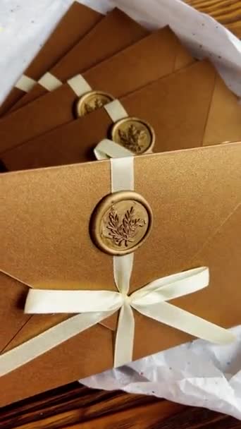 Handgemaakte Ambachtelijke Set Elegante Enveloppen Met Lint Cadeaubon Uitnodigingskaart Bovenaanzicht — Stockvideo